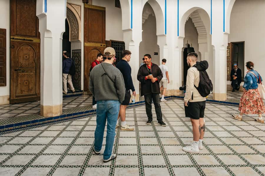 Marrakech: Saadian Tombs & Bahia Palace, Medina Guided Tour - Shared group or private tour?
