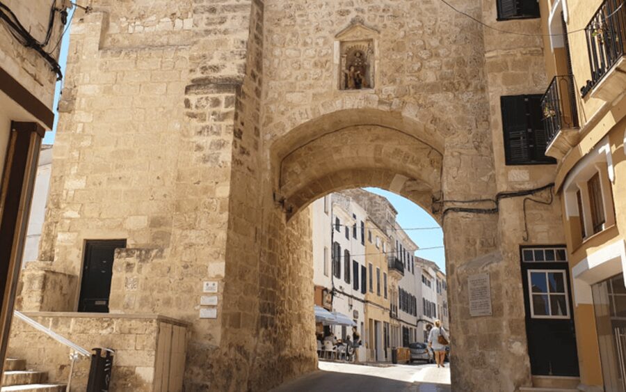 Menorca: Mahon Guided Walking Tour with History & Tastings - What makes Marc’s guiding style effective