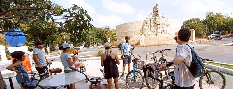 Mérida: Montejo Boulevard and Historic Center bike tour - Entering Mérida’s historic center