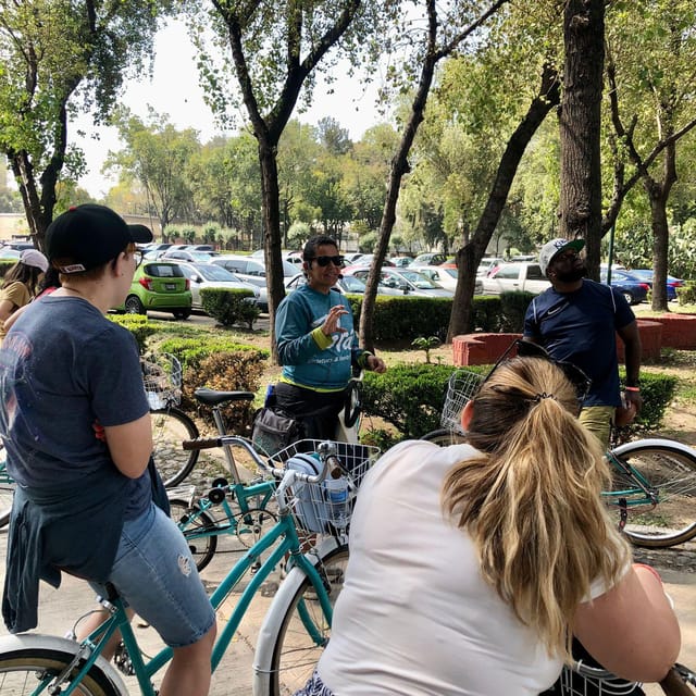 Mexico City: Chapultepec & Reforma Historic Bike Experience - The guides make the difference