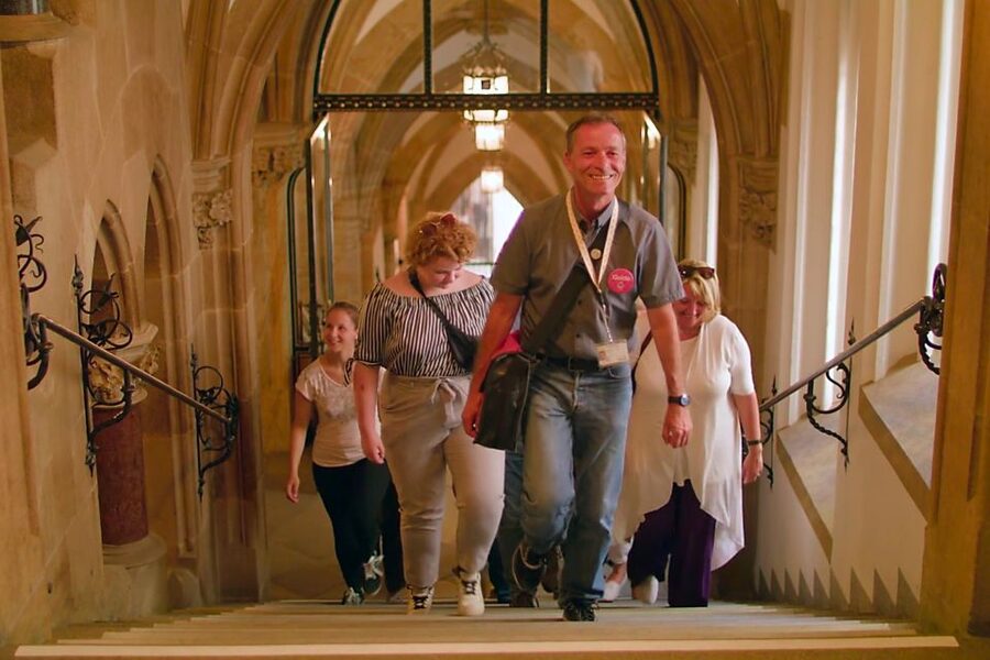 Munich: Guided Tour of the historic Town Hall on Marienplatz - Starting at Marienplatz and the tourist information office