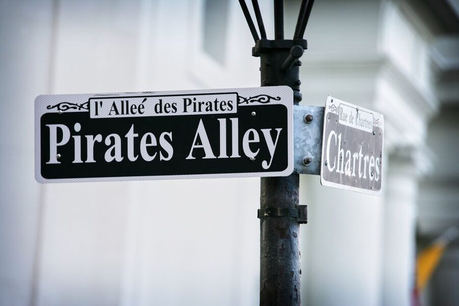 New Orleans, French Quarter: Pirate History Walking Tour - Starting in Pirates Alley with the Captain and crew