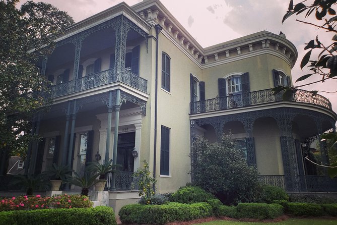 New Orleans Garden District History Walking Tour - How much walking and standing should you expect?