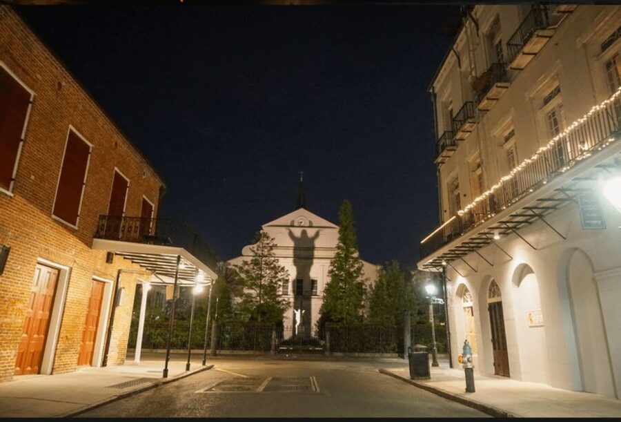 New Orleans: Wicked History Walking Tour with a Local Witch - Meeting a local witch at Hand of Fate