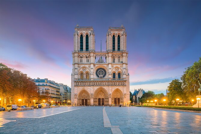 Notre Dame Cathedral: Exterior Guided Tour & Unscheduled Access - Entering the cathedral through the free line