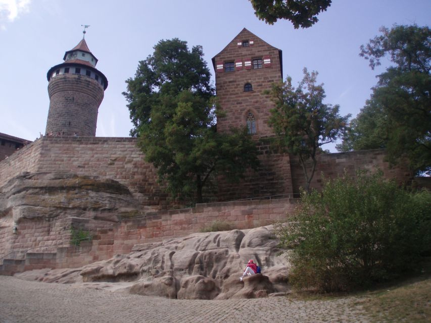 Nuremberg: 1.5-Hour Private Tour through Historical Old Town - Hauptmarkt, the fountain, and Frauenkirche