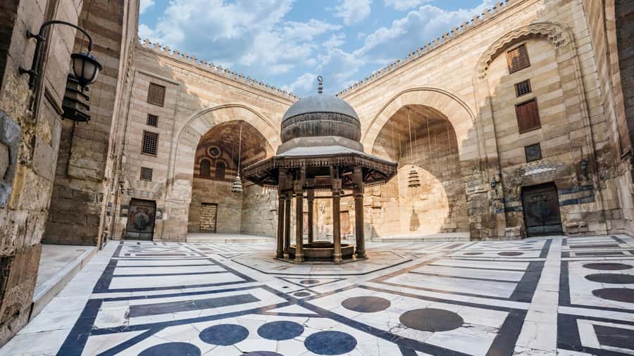 Old Cairo Guided Walk Tour: History, Culture & Street Bites - Al-Hakim Mosque and the quiet courtyard