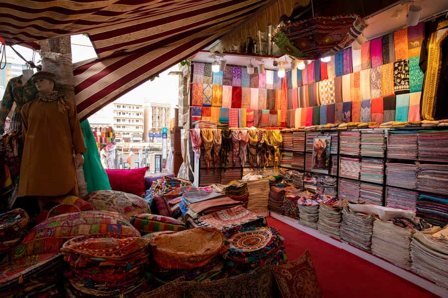 Old Dubai Historic Guided Tour: Creek, Street Food & Souks - Guide quality makes the difference