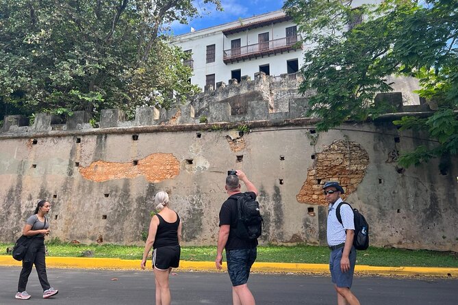 Old San Juan Historical Walk, Shopping, and Dining w/ Transport - Free time on Calle Fortaleza