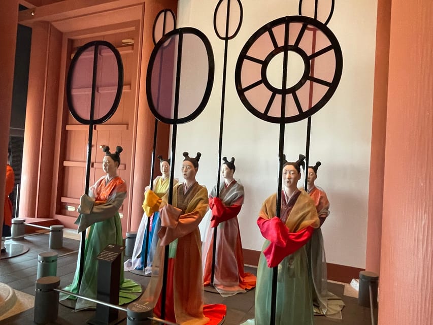 Osaka: Osaka Castle & Historical Museum Guided Tour - How the guides shape the experience