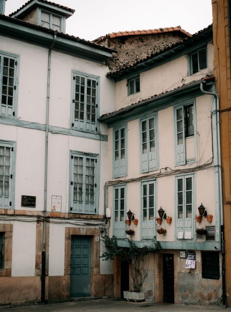 Oviedo : Walking tour of the Historic Center - Plaza de la Constitución and the city’s public face