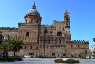 Historic Markets & monuments Walking Tour