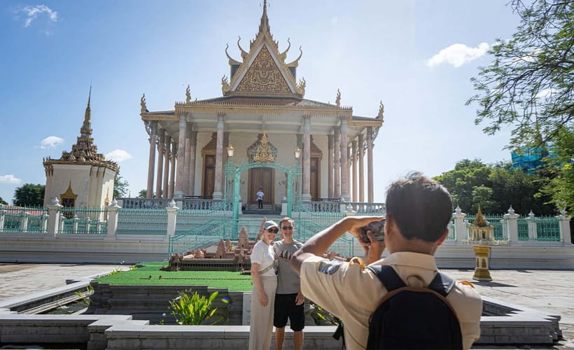 Phnom Penh Historical Sites Tour by Tuk Tuk - A short pause at Independence Monument
