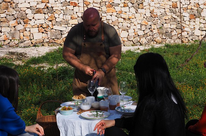 Picnic aperitif in the vineyard of an ancient trullo in Martina Franca - Choosing Wine from Small Local Producers