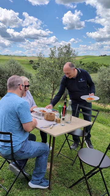Pienza: Typical Gourmet Lunch at Ancient Tuscan Farmhouse - The communal table and the social side
