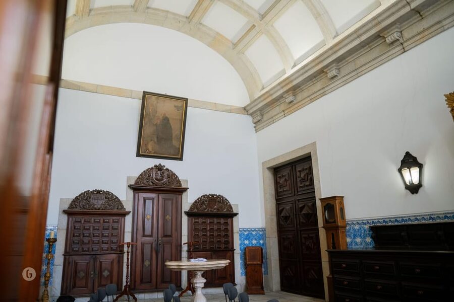 “Porto: Fado Show with Guided Tour in a Historic Monastery” - The Fado performance in the side chapel