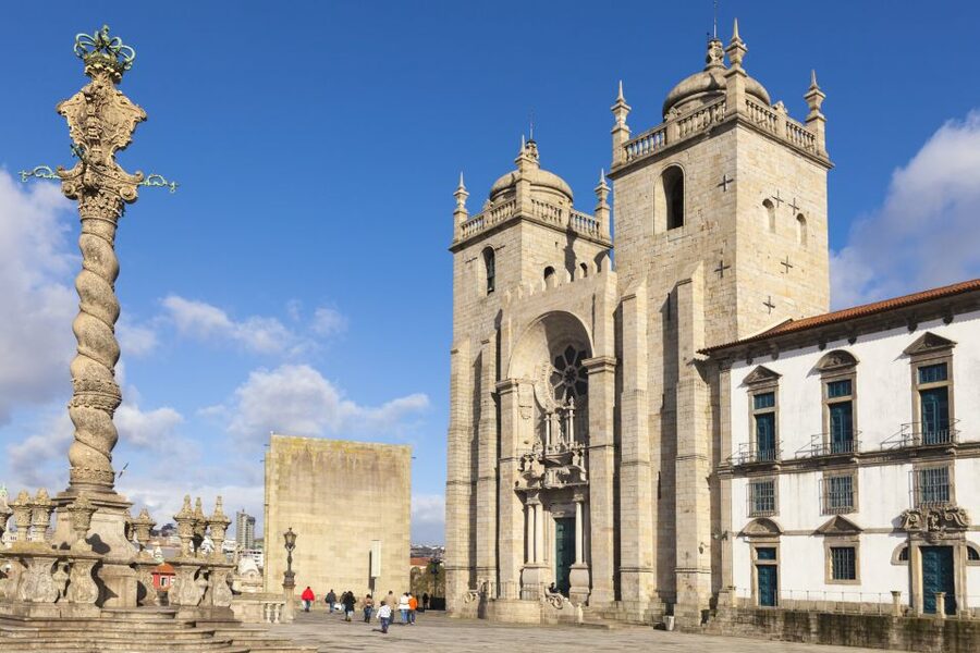 Porto: Historic City Center Walking Tour - São Bento Station and its blue-and-white tiles