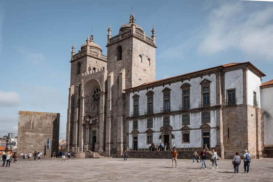 Porto: Private & Flexible Walking Tour in Historic Center - How Walkbox and WhatsApp support work