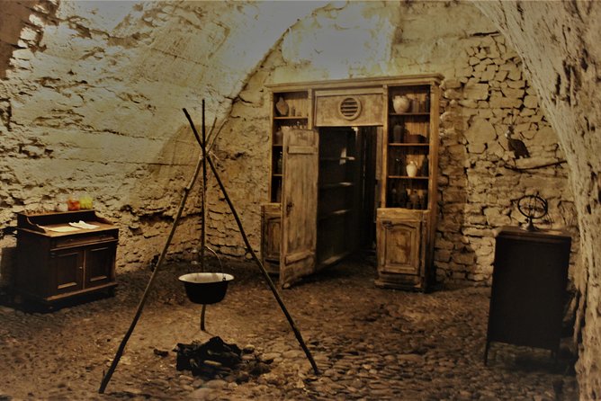Prague Old Town, Medieval Underground and Dungeon Historical Tour - How the guides shape the experience