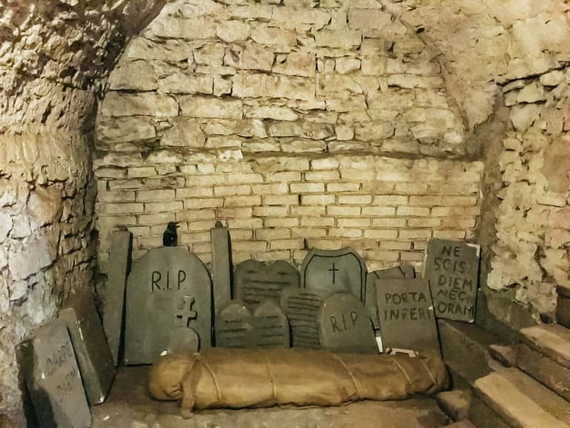 Prague: Oldtown, Medieval Underground & Dungeon History Tour - The dungeon and the grim business of justice