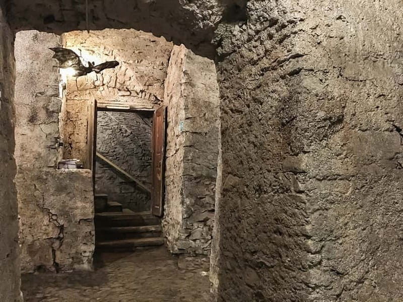 Prague: Oldtown, Medieval Underground & Dungeon History Tour - Why the guides shape the whole experience