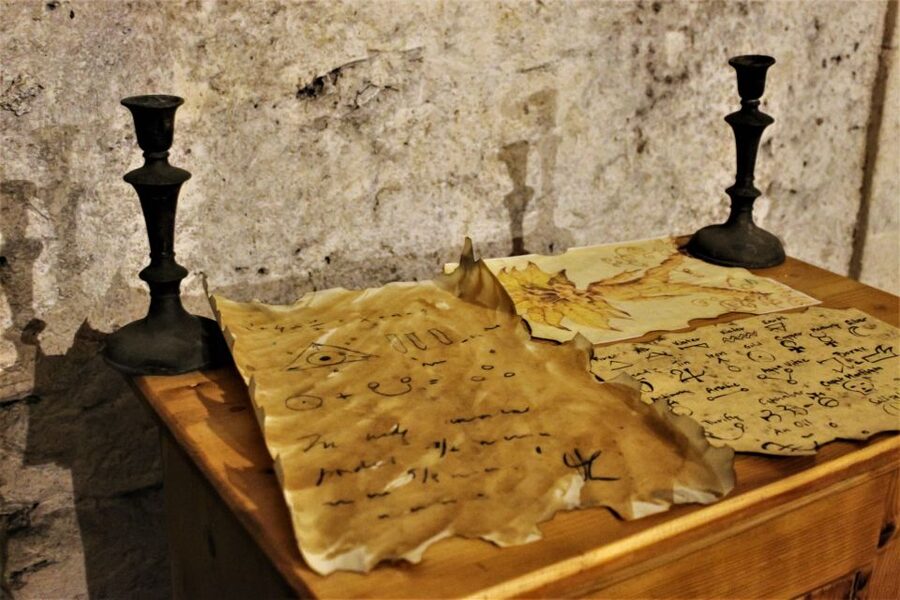 Prague: Oldtown, Medieval Underground & Dungeon History Tour - Is $31 good value for 85 minutes?