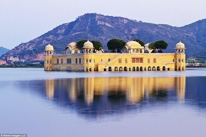 Private Full-Day Sightseeing Tour of Jaipur’s Heritage by Car - Hawa Mahal: Jaipur’s famous first glimpse