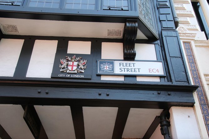 Private Group: Historical Pub Walking Tour of London - St. Bride’s Church and the wedding-cake story