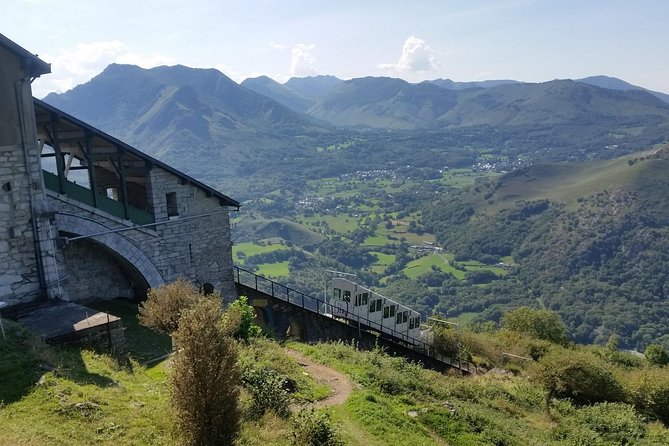 Private Guided History tour of Lourdes - Choosing between the Château Fort and Father’s house