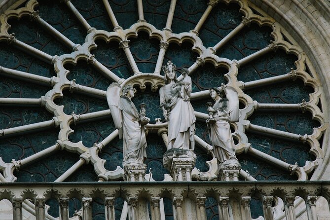 Private Half Day Historic Tour - Crossing the Seine to Hôtel de Ville