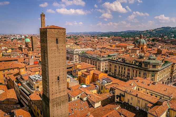 Private or semi-private tour of the historic center of Bologna - Why this short walk works well in Bologna