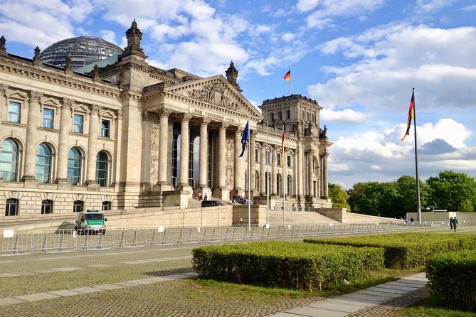 Private Taxi Tour City East & West History and Architecture 3-4h - Hackesche Höfe and the Jewish quarter
