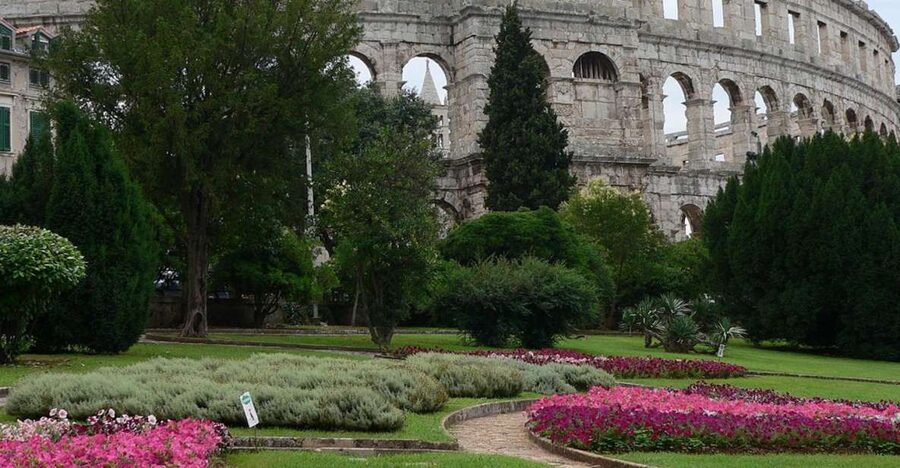 Pula: Historic Walking Tour with Local Guide & City Views - Tasting the daily life of Pula’s farmers’ market