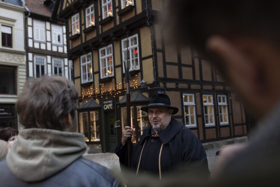 Quedlinburg: Historical Old Town Evening Walking Tour - Meeting Mutter Griebsch among the old houses