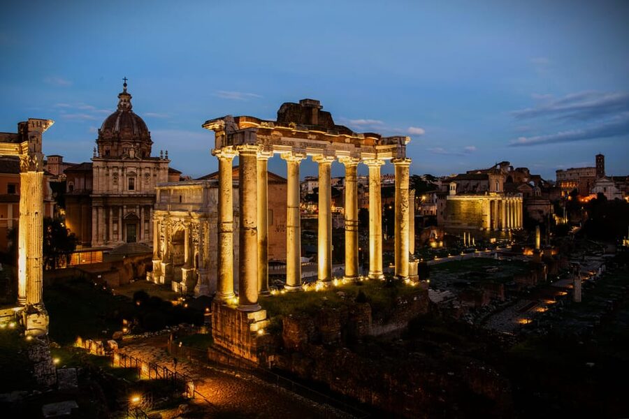Rome: Ancient Rome Night Tour - Meeting the guide at Piazza Venezia