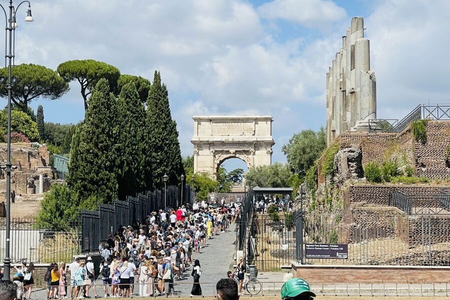 Rome: Colosseum, Arena Floor & Ancient Rome Tour - The guides are the biggest strength