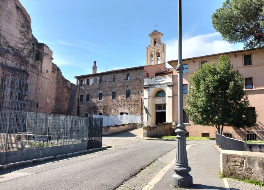Rome: Colosseum, Roman Forum, and Palatine Hill Ancient Tour - Meeting the guide and getting started