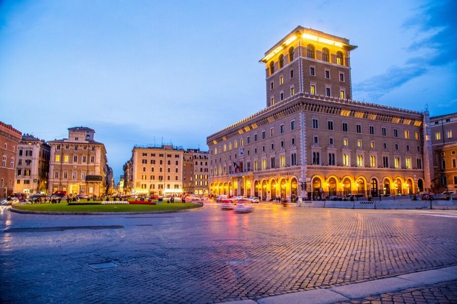 Rome: Rome at Night Evening Historical Walking Tour - Seeing the Pantheon with a guide’s eye