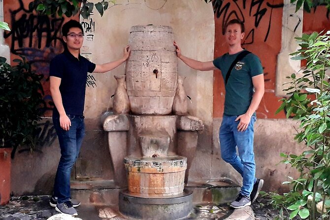 Rome: Trastevere street food and history tour - small group - Fontana della Botte explains a Roman visual joke