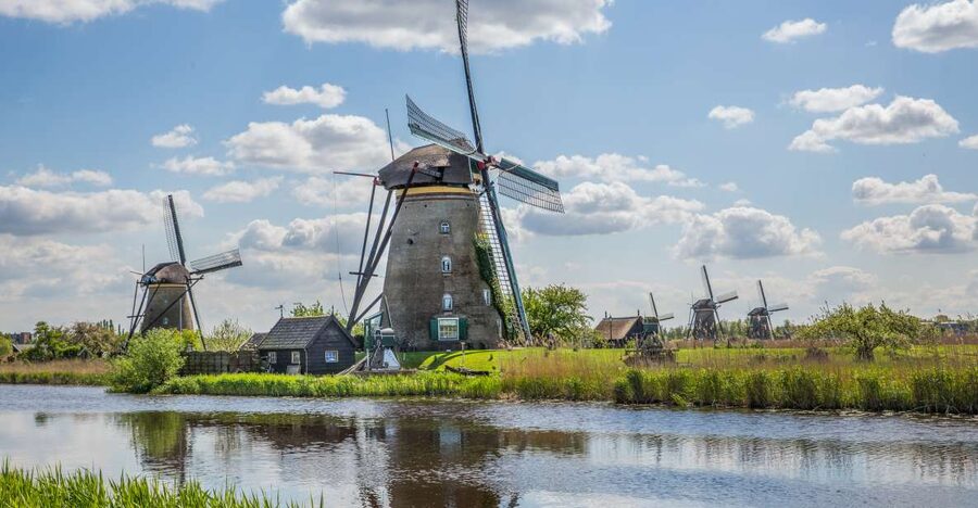 Rotterdam: Kinderdijk UNESCO World Heritage Entry Ticket - Walking the paths: beautiful, but exposed