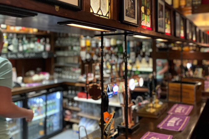 Royal Historic Pubs Walking Guided Tour in London - The small-group advantage