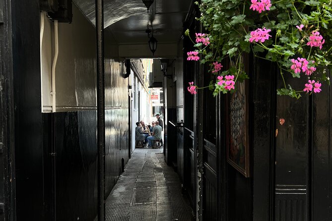 Royal Historic Pubs Walking Guided Tour in London - A good break from major sights
