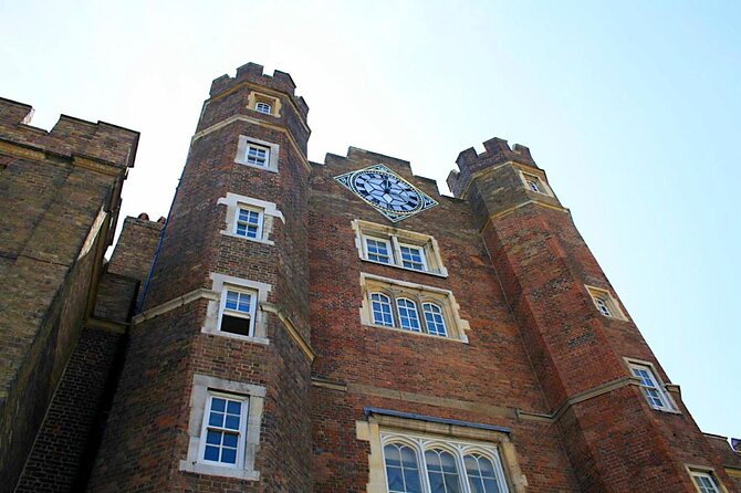 Royal Historic Pubs Walking Guided Tour in London - Four pubs and a local view of London
