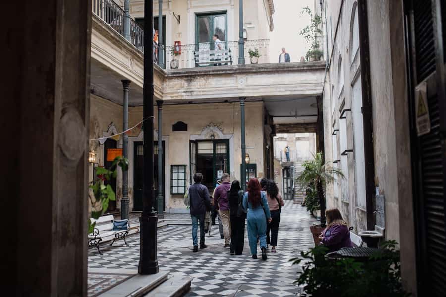 San Telmo: Historical Guided Tour with Street Food & Drinks - Who should book this San Telmo experience?