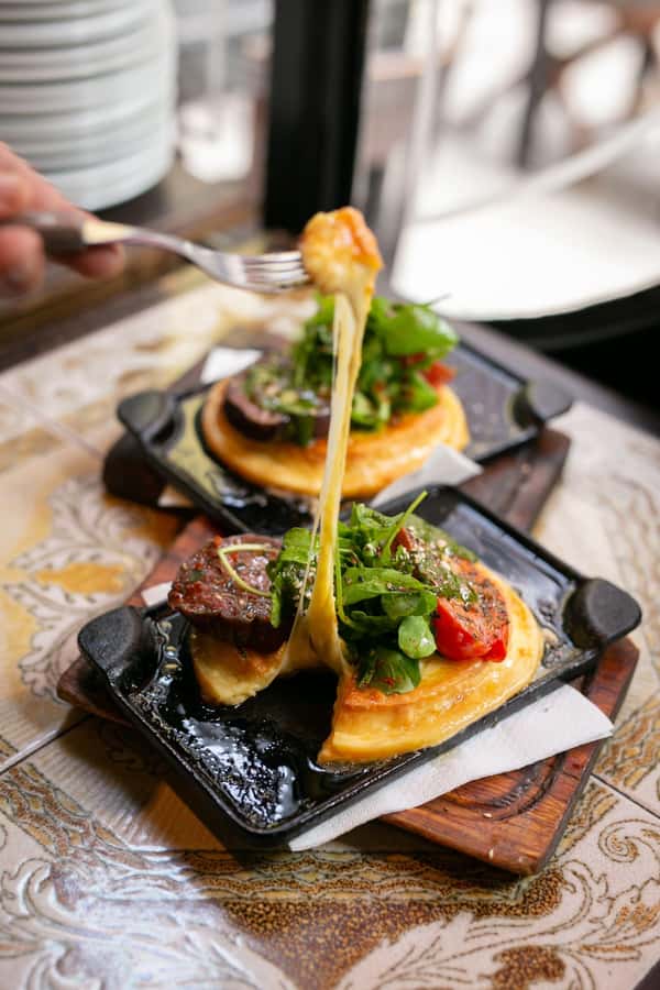 San Telmo: Historical Guided Tour with Street Food & Drinks - The guides make the biggest difference