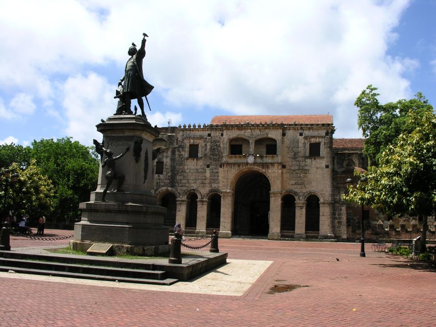 Santo Domingo: Historical City Tour - The National Pantheon and Alcázar de Colón