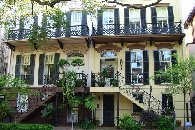 Savannah Historic District Walking Tour - Wright Square offers monuments and a cafe pause