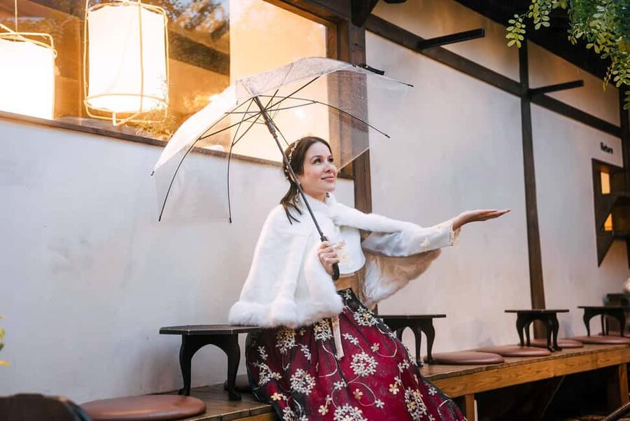 Seoul: Street Photoshoot and Hidden Gem History Walking Tour - Cheonggyecheon at the best light