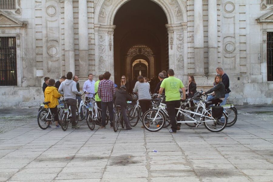 Seville: Historic Center Bike Tour - Following the old defensive route