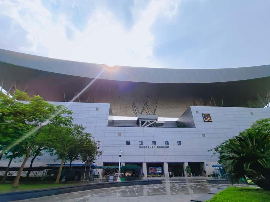 Shenzhen History , Culture & Scenic + (Drone Delivery) tour - Ride the tram and walk up Lianhua Park